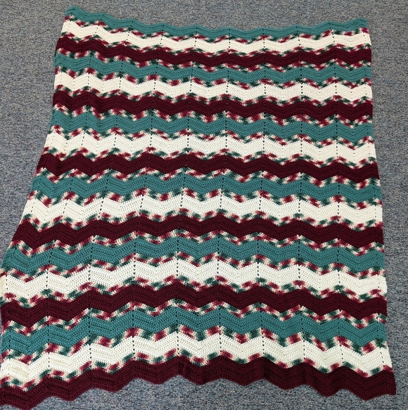 Vintage Handmade Zig Zag Large Afghan Blanket Throw Maroon Red Green Christmas - Picture 6 of 6